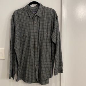 Patagonia long sleeve men’s cotton shirt. Navy blue and olive green pattern.